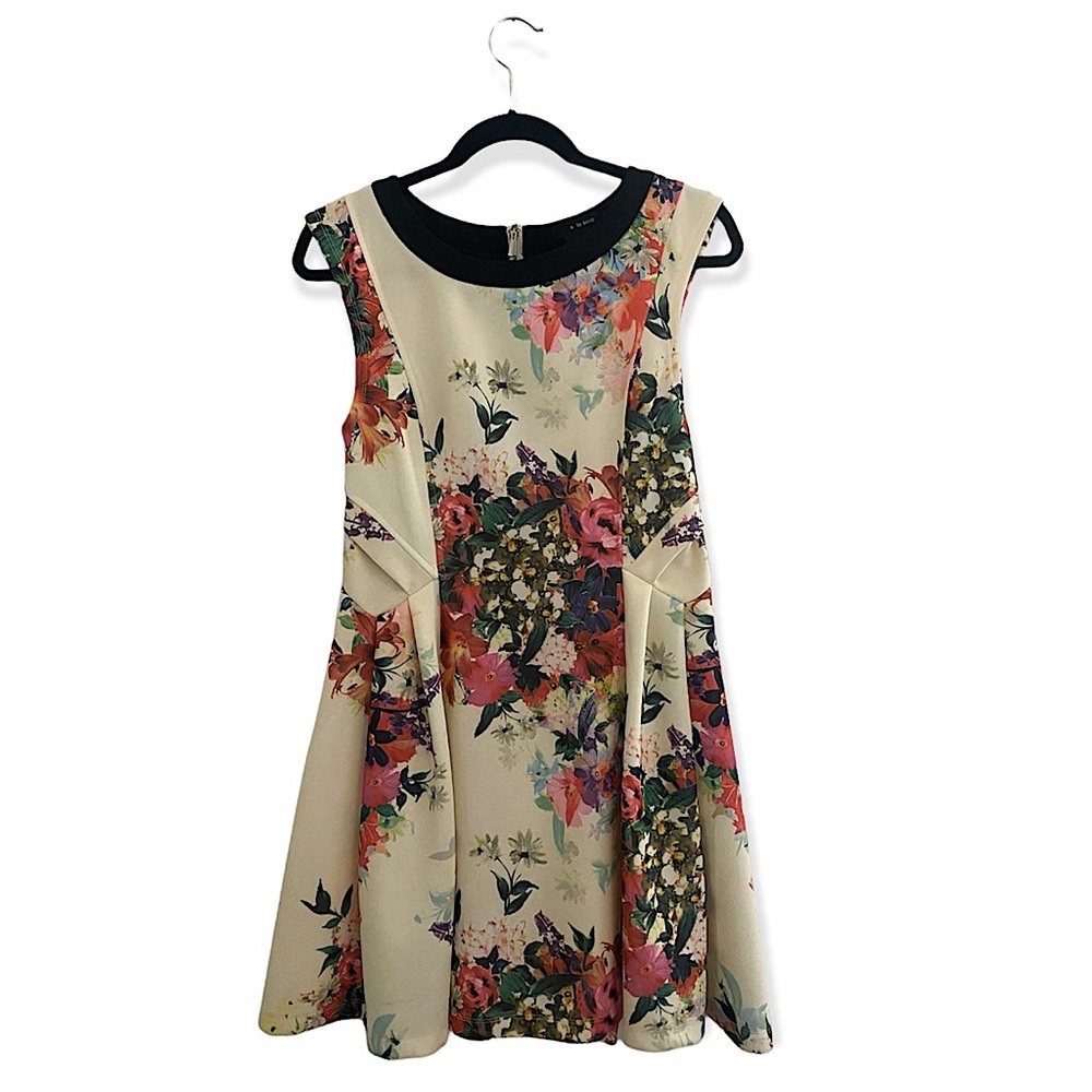 Flirty floral print dress.